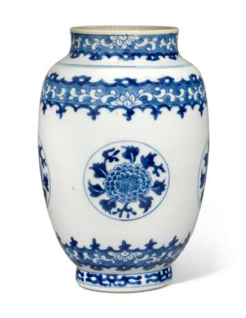 A BLUE AND WHITE OVOID 'FLORAL MEDALLION' VASE - photo 1