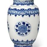 A BLUE AND WHITE OVOID 'FLORAL MEDALLION' VASE - photo 2