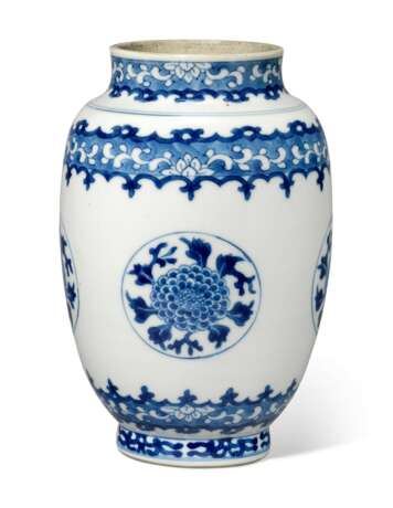 A BLUE AND WHITE OVOID 'FLORAL MEDALLION' VASE - фото 2