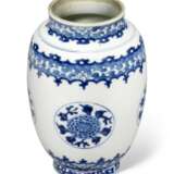A BLUE AND WHITE OVOID 'FLORAL MEDALLION' VASE - Foto 3