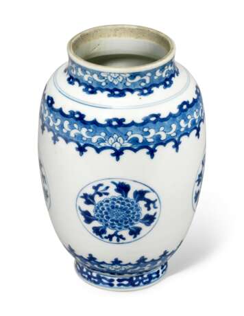 A BLUE AND WHITE OVOID 'FLORAL MEDALLION' VASE - фото 3