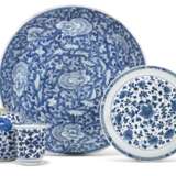 A GROUP OF BLUE AND WHITE 'FLORAL-DECORATED' PORCELAIN - photo 1