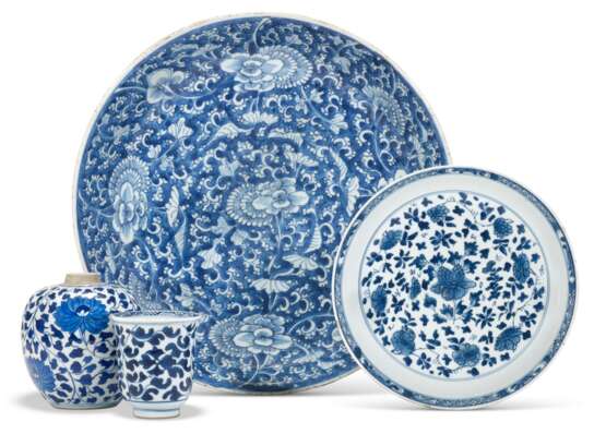 A GROUP OF BLUE AND WHITE 'FLORAL-DECORATED' PORCELAIN - Foto 1