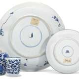 A GROUP OF BLUE AND WHITE 'FLORAL-DECORATED' PORCELAIN - Foto 2