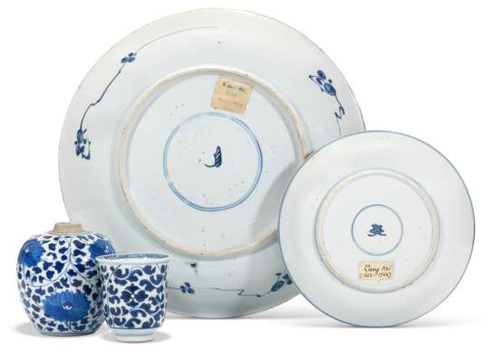 A GROUP OF BLUE AND WHITE 'FLORAL-DECORATED' PORCELAIN - photo 2