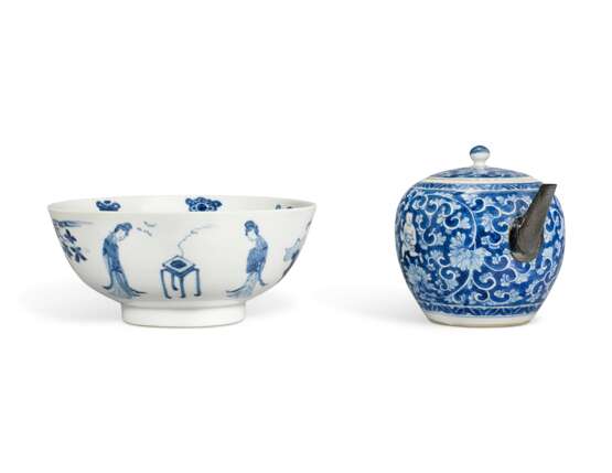 A BLUE AND WHITE 'FIGURAL AND EIGHT BUDDHIST EMBLEM' BOWL AND A BLUE AND WHITE REVERSE-DECORATED 'BOY AND LOTUS' TEAPOT AND COVER - фото 3