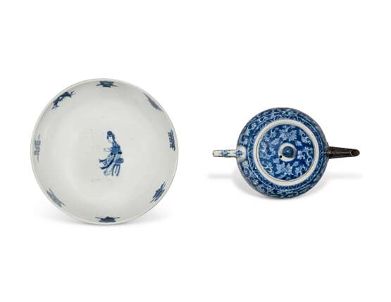 A BLUE AND WHITE 'FIGURAL AND EIGHT BUDDHIST EMBLEM' BOWL AND A BLUE AND WHITE REVERSE-DECORATED 'BOY AND LOTUS' TEAPOT AND COVER - photo 4