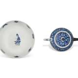 A BLUE AND WHITE 'FIGURAL AND EIGHT BUDDHIST EMBLEM' BOWL AND A BLUE AND WHITE REVERSE-DECORATED 'BOY AND LOTUS' TEAPOT AND COVER - фото 4