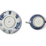 A BLUE AND WHITE 'FIGURAL AND EIGHT BUDDHIST EMBLEM' BOWL AND A BLUE AND WHITE REVERSE-DECORATED 'BOY AND LOTUS' TEAPOT AND COVER - photo 5