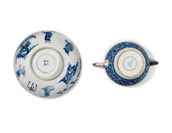 A BLUE AND WHITE 'FIGURAL AND EIGHT BUDDHIST EMBLEM' BOWL AND A BLUE AND WHITE REVERSE-DECORATED 'BOY AND LOTUS' TEAPOT AND COVER - фото 5