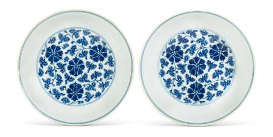A PAIR OF BLUE AND WHITE 'LOTUS' DISHES - Foto 1