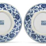 A PAIR OF BLUE AND WHITE 'LOTUS' DISHES - Foto 2
