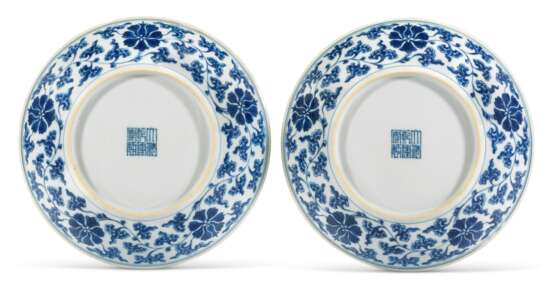 A PAIR OF BLUE AND WHITE 'LOTUS' DISHES - photo 2