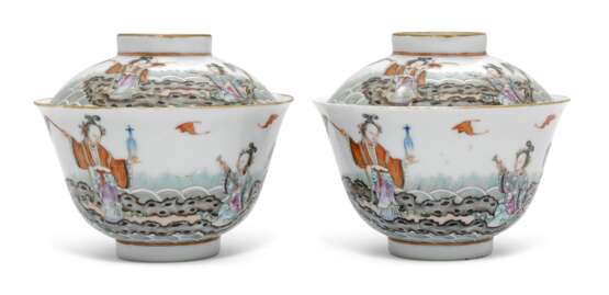 A PAIR OF FAMILLE ROSE 'XIWANGMU' BOWLS AND COVERS - фото 1