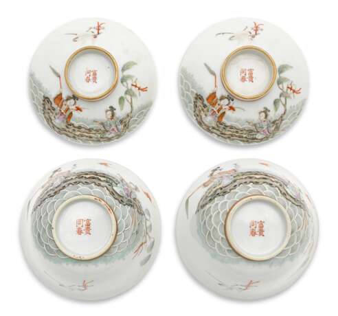 A PAIR OF FAMILLE ROSE 'XIWANGMU' BOWLS AND COVERS - фото 4