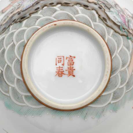 A PAIR OF FAMILLE ROSE 'XIWANGMU' BOWLS AND COVERS - фото 5
