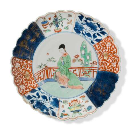 A SINGLE AND A PAIR OF FAMILLE VERTE FOLIATE-RIM 'LADIES IN A GARDEN' DISHES - Foto 4