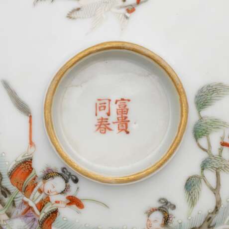 A PAIR OF FAMILLE ROSE 'XIWANGMU' BOWLS AND COVERS - фото 7