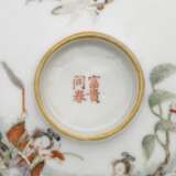 A PAIR OF FAMILLE ROSE 'XIWANGMU' BOWLS AND COVERS - фото 7