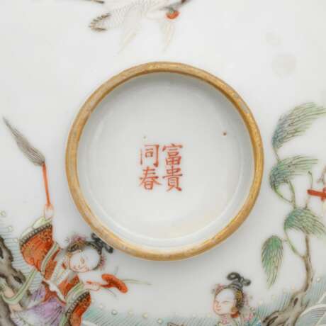 A PAIR OF FAMILLE ROSE 'XIWANGMU' BOWLS AND COVERS - photo 8