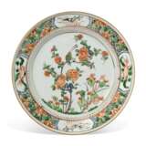 TWO PAIRS OF FAMILLE VERTE 'BIRD AND PEONY' DISHES AND A FAMILLE VERTE 'BIRD AND PRUNUS' DISH - photo 6
