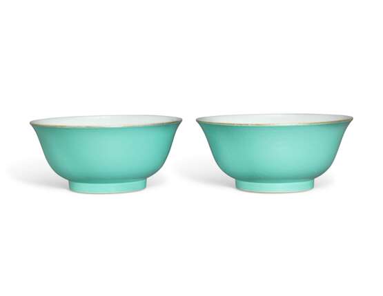 A PAIR OF TURQUOISE-ENAMELLED BOWLS - фото 1