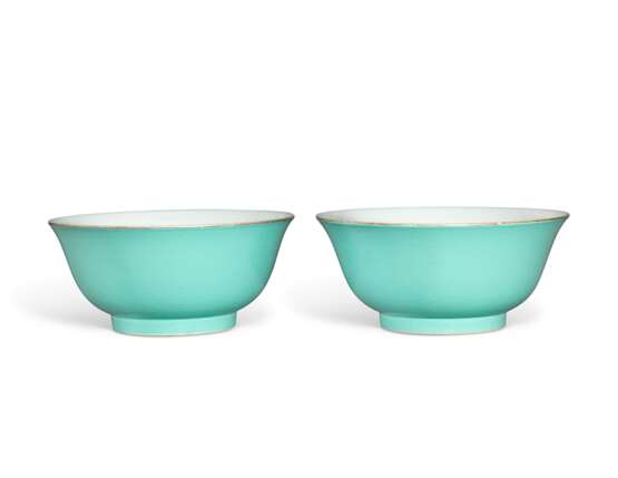 A PAIR OF TURQUOISE-ENAMELLED BOWLS - Foto 2