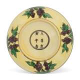 AN INCISED YELLOW-GROUND AUBERGINE AND GREEN ENAMELLED 'DRAGON' DISH - Foto 2