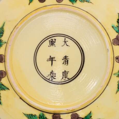 AN INCISED YELLOW-GROUND AUBERGINE AND GREEN ENAMELLED 'DRAGON' DISH - photo 3
