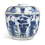 A MOULDED BLUE AND WHITE BOWL AND COVER - фото 2