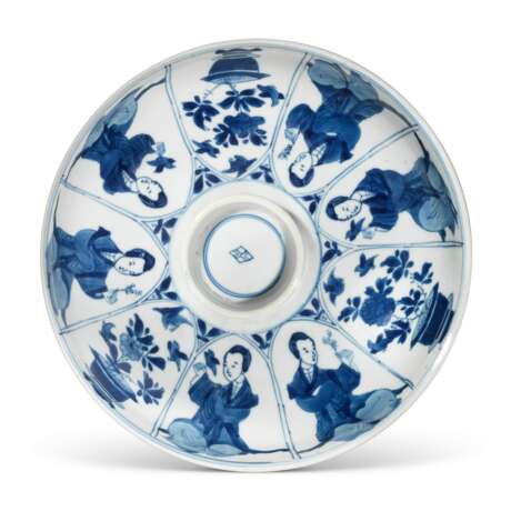 A MOULDED BLUE AND WHITE BOWL AND COVER - photo 3