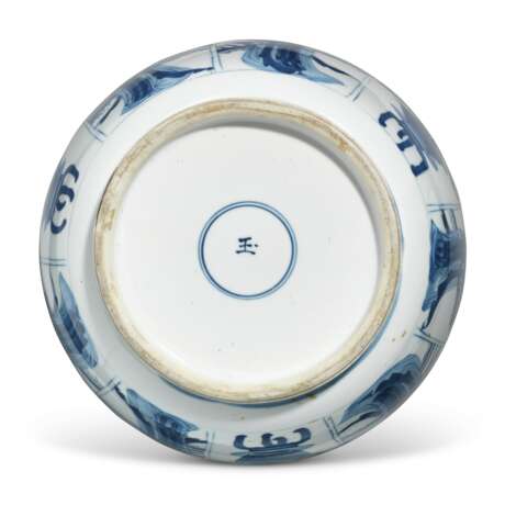 A MOULDED BLUE AND WHITE BOWL AND COVER - фото 4