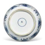 A MOULDED BLUE AND WHITE BOWL AND COVER - фото 4