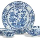 A LARGE BLUE AND WHITE DISH AND THREE BLUE AND WHITE BOWLS - photo 1