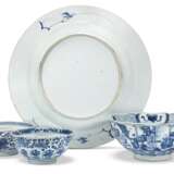 A LARGE BLUE AND WHITE DISH AND THREE BLUE AND WHITE BOWLS - Foto 2
