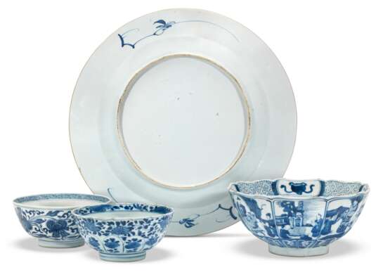 A LARGE BLUE AND WHITE DISH AND THREE BLUE AND WHITE BOWLS - Foto 2
