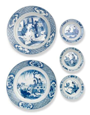 A GROUP OF FIVE BLUE AND WHITE 'FIGURAL' DISHES - Foto 1