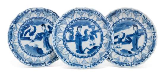 A SET OF THREE BLUE AND WHITE 'FIGURAL' SAUCER DISHES - photo 1