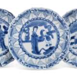 A SET OF THREE BLUE AND WHITE 'FIGURAL' SAUCER DISHES - фото 1