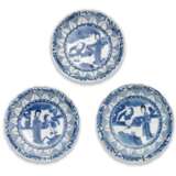 A SET OF THREE BLUE AND WHITE 'FIGURAL' SAUCER DISHES - Foto 2