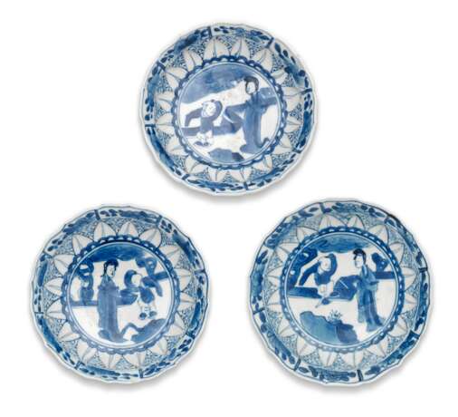 A SET OF THREE BLUE AND WHITE 'FIGURAL' SAUCER DISHES - photo 2