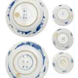 A GROUP OF FIVE BLUE AND WHITE 'FIGURAL' DISHES - Foto 2