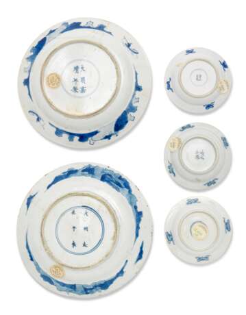 A GROUP OF FIVE BLUE AND WHITE 'FIGURAL' DISHES - фото 2