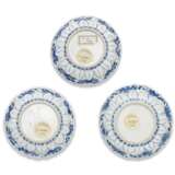 A SET OF THREE BLUE AND WHITE 'FIGURAL' SAUCER DISHES - фото 3