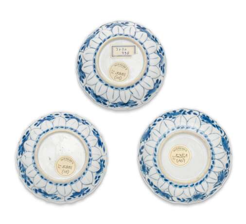 A SET OF THREE BLUE AND WHITE 'FIGURAL' SAUCER DISHES - фото 3