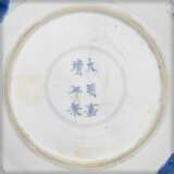 A GROUP OF FIVE BLUE AND WHITE 'FIGURAL' DISHES - Foto 4
