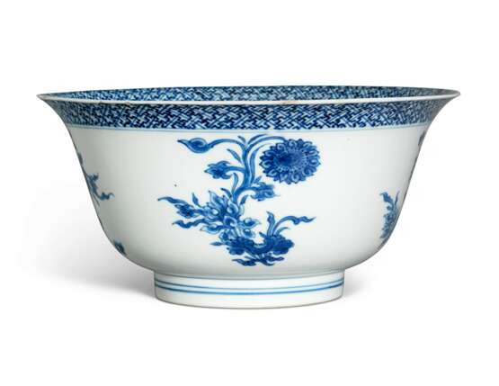 A BLUE AND WHITE 'FLORAL' BOWL - фото 1