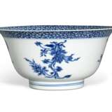 A BLUE AND WHITE 'FLORAL' BOWL - фото 2