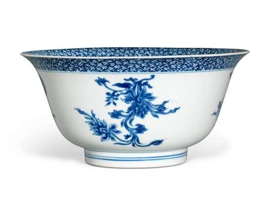 A BLUE AND WHITE 'FLORAL' BOWL - фото 2