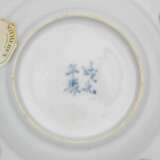 A GROUP OF FIVE BLUE AND WHITE 'FIGURAL' DISHES - фото 5